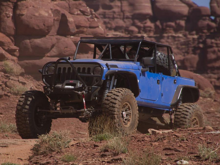  Jeep Wrangler Blue Crush Concept by Mopar 2011 года  (фото 14 из 16)